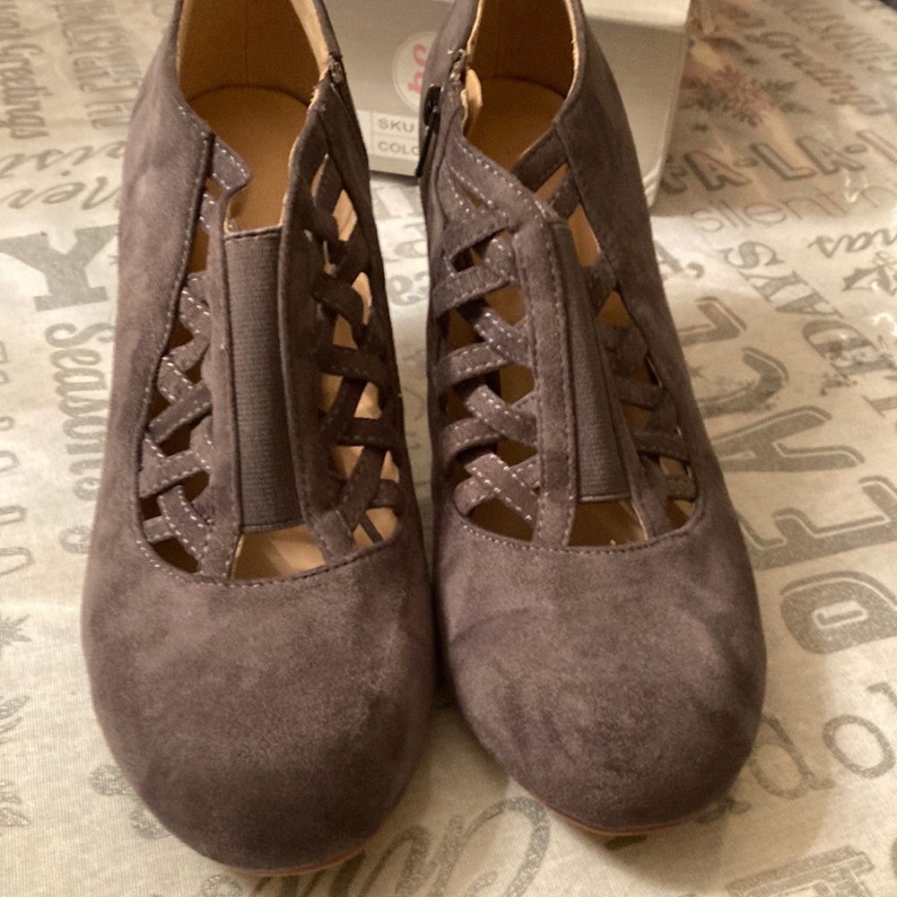 TH suede grey fabric shoes 3” inch heels side zipper size 10 front elastic Ctr.